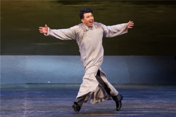 杨海岗：站在巨人的肩膀演出《四世同堂》