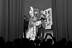 2016年3月13日,梅葆玖先生在长安大戏院参加青年演员白金主演的《西施》后,登台与观众致意。