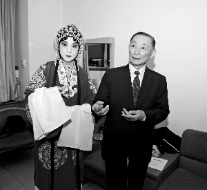 2013年5月18日,梅葆玖先生在胡文阁登场演出《穆桂英挂帅》前示范经典动作。