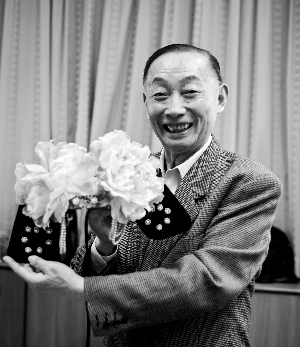 2013年5月7日,梅葆玖探班时,在后台拿起头饰欣赏。