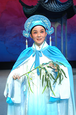 陈丽宇 饰演《牡丹亭》中的 柳梦梅（前）
