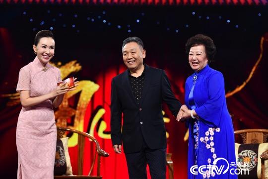 主持人董艺与新凤霞之子吴欢和谷文月